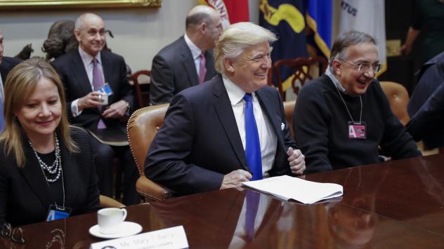 Американският президент Доналд Тръмп по време на среща с представители на автомобилната индустрия в САЩ  Снимка: Shawn Thew/Pool via Bloomberg