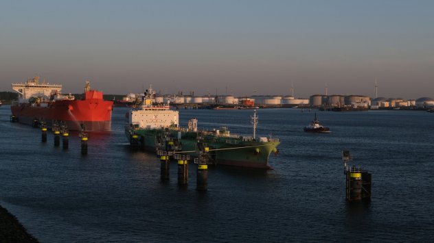 Източна Германия прибягва до вноса с шлепове на горива чак