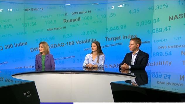 Милена Стойчева, изпълнителен директор на JA България; Илона Йорданова, 108 СУ &quot;Никола Беловеждов&quot;; Кристиан Милев, студент по Право. Снимка: Bloomberg TV Bulgaria 