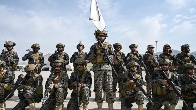 Бойци на групата "Бадри" патрулираха заедно с американските морски пехотинци на летището в Кабул. Снимка: Bloomberg