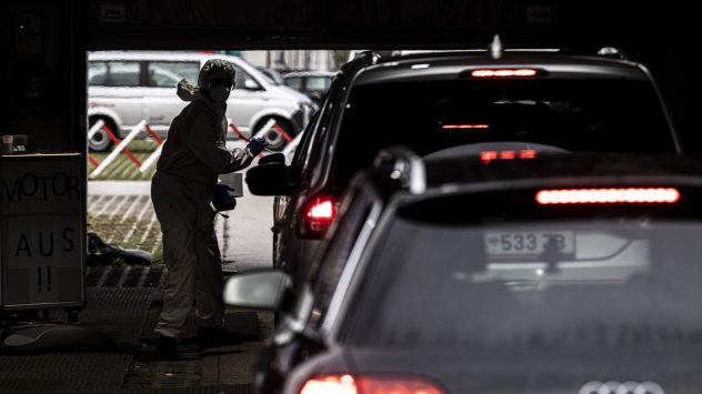 Докато Холандия се справя с нарастването на инфекциите като налага