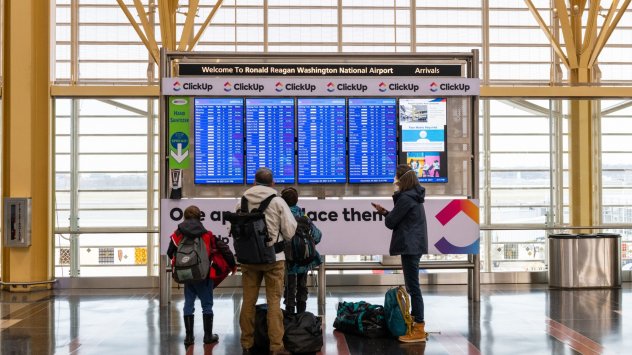 Комерсиалните авиокомпании по света отмениха повече от 4500 полета през