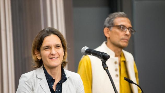 Естер Дюфло и Абхиджит Банерджи, които споделиха Нобеловата награда за икономика с Майкъл Кремър. Снимка: Scott Eisen/Getty Images)