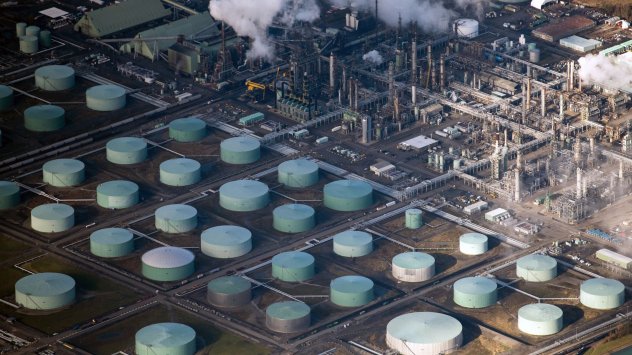 Цените на петрола се движеха около двумесечен връх в петък