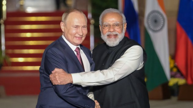 През декември 2021 година все по изолираният Владимир Путин напуска Русия