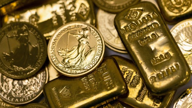 Цената на златото се отдели от 11 месечно дъно а доларът