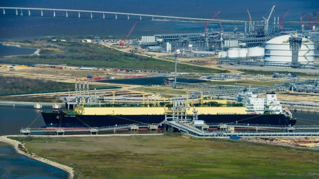 Танкерът за втечнен газ Asia Vision на терминала на Cheniere Energy Inc. в Тексас. 24 февруари 2016. Photographer: Lindsey Janies/Bloomberg