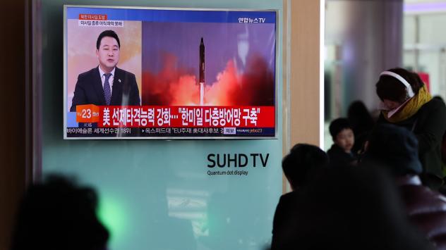 Граждани на Сеул слушат новини по телевизията за извършен балистичен тест от Северна Корея. 12 февруари 2017. Photographer: SeongJoon Cho/Bloomberg