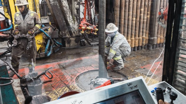 Петролът компенсира някои загуби след спада през изминалата седмица тъй