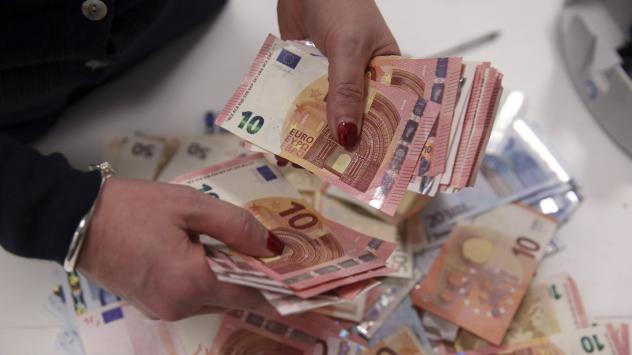 Банкноти от 10 и 50 евро в магазин на Travelex; Photographer: Simon Dawson/Bloomberg