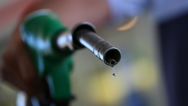 Цената на суровия петрол се насочва към най-голямото си седмично