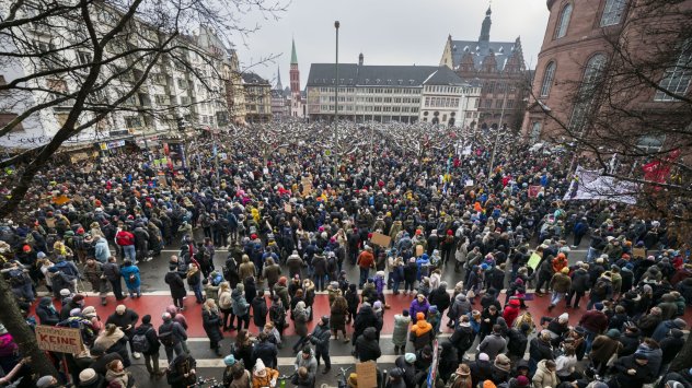 Франкфурт: Продължават общонационалните протести срещу AfD след разкриването на среща с неонацисти Хора се събират, за да протестират срещу крайнодясната партия "Алтернатива за Германия" (AfD) във Франкфурт на 20 януари. Снимка: Bloomberg LP