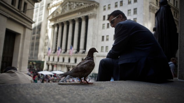 Инвеститорите в акции по погрешка помнят миналите си инвестиции като