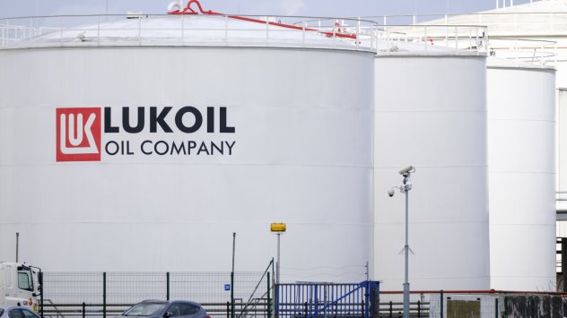 Руската Лукойл се съгласи да продаде сицилианската си рафинерия на