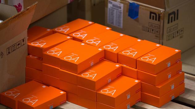 Кутии със смартфони Xiaomi 6A Снимка: Andrey Rudakov/Bloomberg