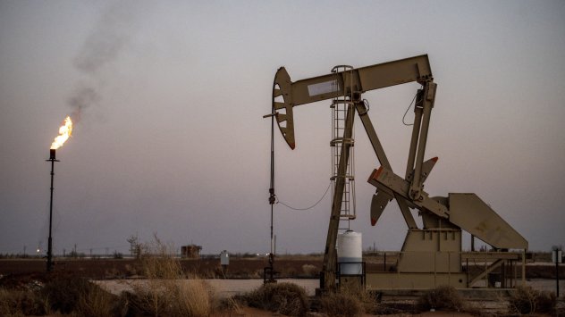 Суровият петрол започна новата седмица на червена територия след като