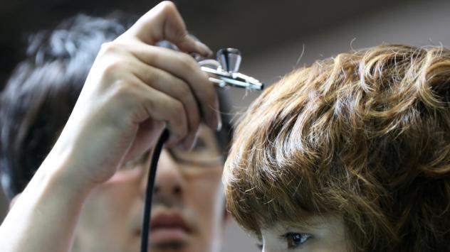 Гримьор прави демострация на въздушна четка в студио в Токио Снимка: Tomohiro Ohsumi/Bloomberg