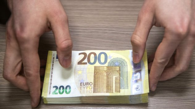 Поевтиняването на еврото близо до паритет спрямо долара оказва натиск