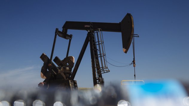 Петролът се повиши след тридневен спад, докато инвеститорите преценяха последствията