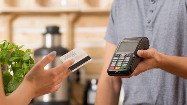 Знаете ли колко ви излиза на месец да притежавате дебитна карта?