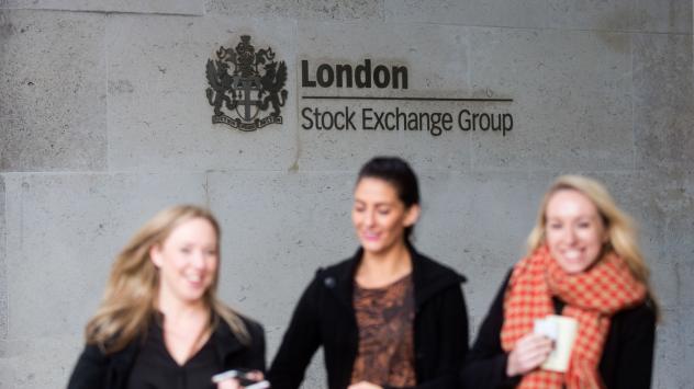 Девойки преминават покрай Лондонската фондова борса Simon Dawson/Bloomberg