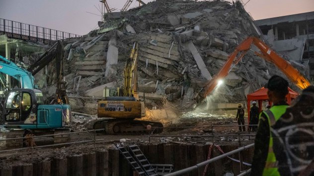 Тайландските спасители продължават издирването след земетресението. Спасители търсят оцелели в развалините на сграда, която се срути в Банкок, 29 март. Снимка: Андре Малерба/Bloomberg