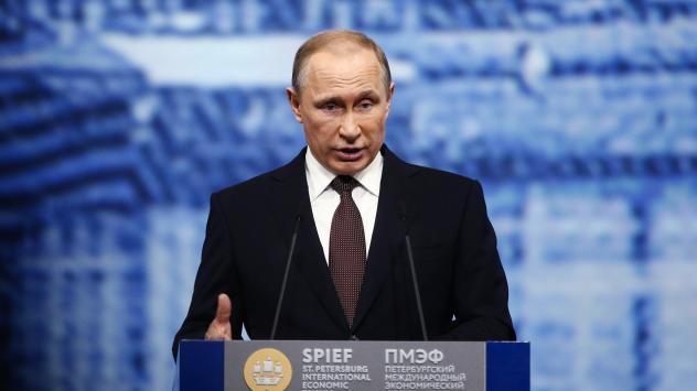 Руският президент Владимир Путин по време на Международен икономически форум, провеждан в Санкт Петербург, 17 юни 2016 г. Снимка: Simon Dawson/Bloomberg 