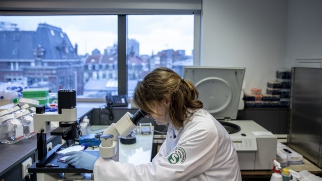  Изследовател в лабораториите на Института Пастьор в Лил, Франция, част от Националния център за научни изследвания (CNRS). Снимка: Адриен Супренант/Bloomberg