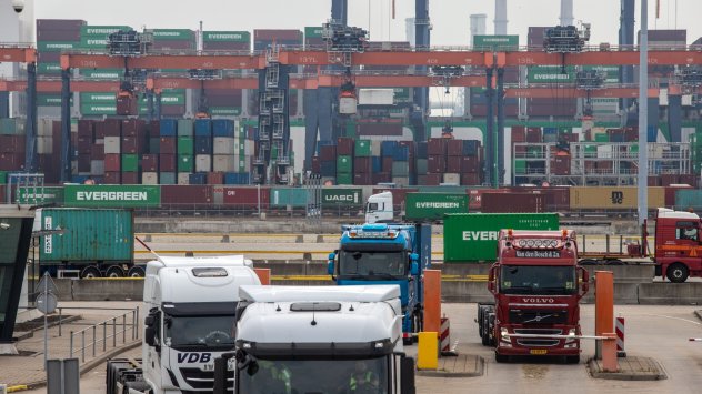 Претоварването на пристанищата продължава да пречи на световната търговия, предизвиквайки