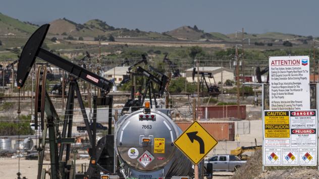 Петролът се задържа близо до $71, а вирусът отново разтревожи пазарите