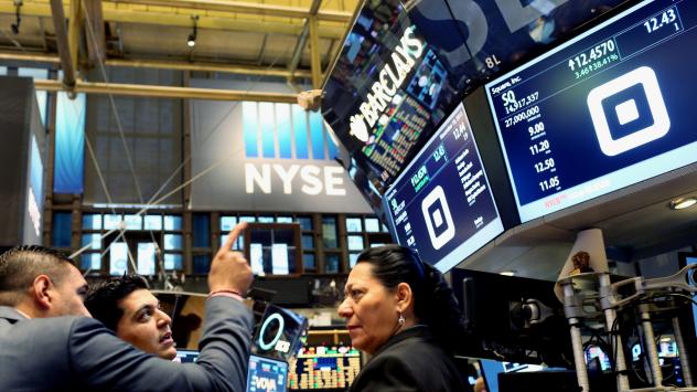 Трейдъри на пода на New York Stock Exchange (NYSE). Снимка: Yana Paskova/Bloomberg