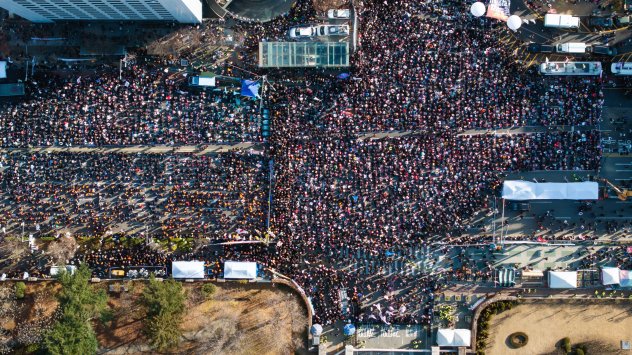 Снимка: Демонстранти пред Народното събрание в Сеул. Снимка: Сеонг Йоон Чо/Bloomberg 