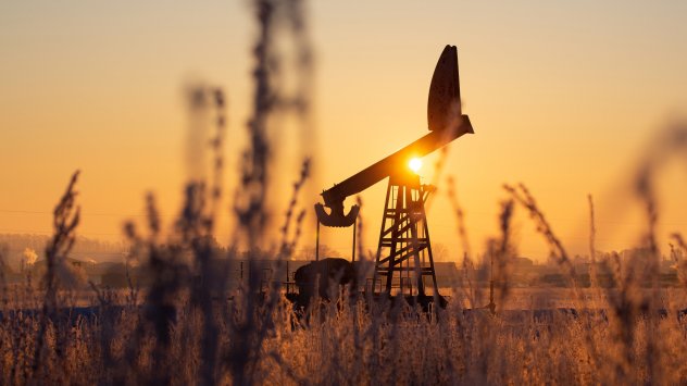Петролът се насочва към шеста поредна седмична печалба, като цените