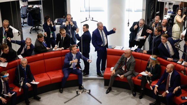 Докато Лондонската борса за метали LME  се чуди какво да