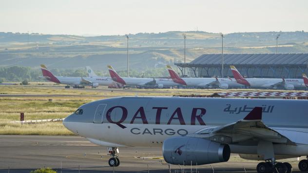 Самолети на Qatar Airways на летище Мадрид. 20 май 2020г. Photographer: Paul Hanna/Bloomberg 