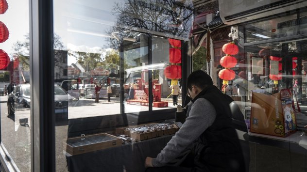 Десетки хиляди кабинки за PCR тестване са разпръснати из цял