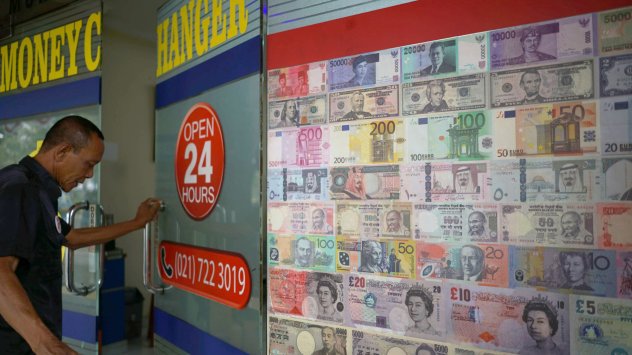 Навремето обвинявани че натискат валутите си надолу за да стимулират