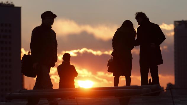 Залез на фона на  пътническия терминал на летището в Йокохама; Photographer: Tomohiro Ohsumi/Bloomberg