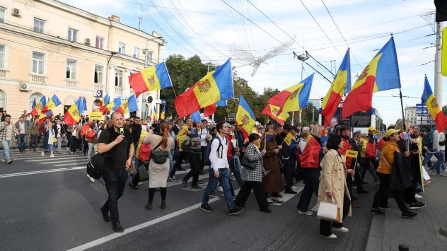 Гласуването в Молдова е ключов тест в съревнованието между ЕС и Русия. Привърженици на Партията на действието и солидарността участват в митинг в Кишинев на 26 септември. Снимка: Елена Коваленко/Bloomberg