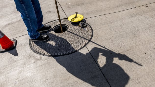 Петролът се насочи към първия седмичен ръст за месеца след