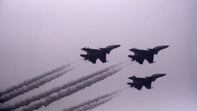 Изтребители Су-30 МКи на индийските военновъздушни сили, руски дизайн, прелитат над Ню Делхи. Снимка: Bloomberg LP