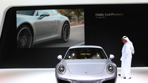 Автомобилът Porsche 911 Carrera S на автоизложение в Дубай. Снимка: Jasper Juinen/Bloomberg