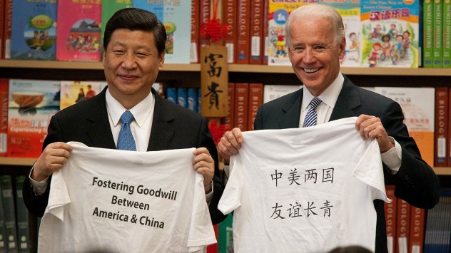 Си Дзинпин, тогава вицепрезидент на Китай, и тогавашният вицепрезидент на САЩ Джо Байдън по време на посещение на Си в САЩ през 2012 г. Снимка: Bloomberg