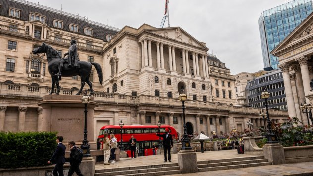 Английската централна банка организира спешна интервенция за да предотврати неизбежен
