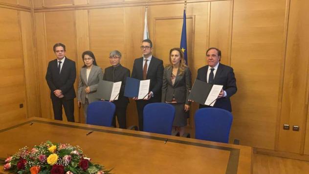 Президентът на Songuo Motors Хаян Джо (втората отляво надясно) и главеният изпълнителен директор на компанията Тим Шин (третият отляво надясно) заедно с вицепремиера Марияна Николова. Снимка: Bloomberg TV Bulgaria