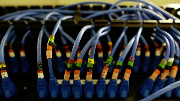 Мрежови кабели в офис в Лондон, 16 октомври 2015. Photographer: Chris Ratcliffe/Bloomberg