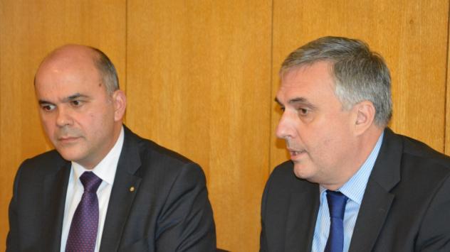 Бисер Петков, управител на НОИ и вицепремиерът Ивайло Калфин. снимка: МТСП