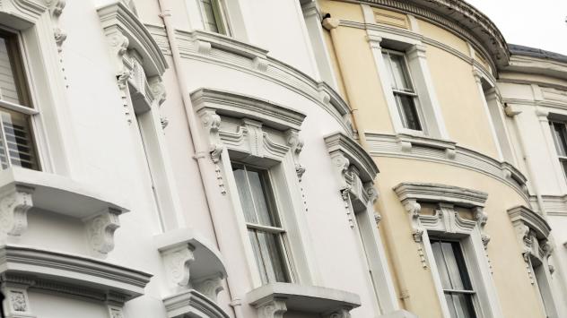 Изглед от жилищна сграда в района на Notting Hill в Лондон Снимка: Chris Ratcliffe/Bloomberg