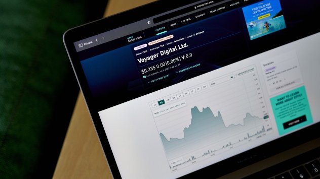 Със спестявания от 1000 долара и два чека пандемични помощи