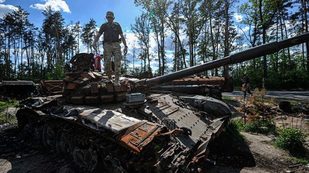 След 100 дни война Украйна се бори за време опитвайки